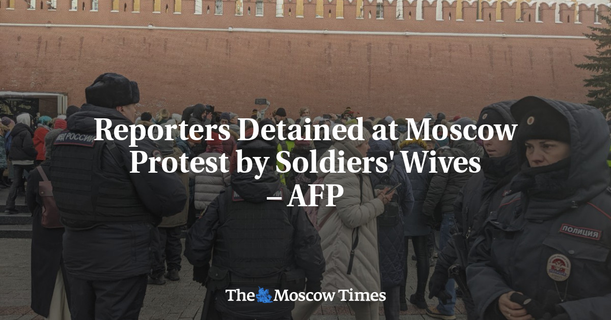 "Journalists Detained at Moscow Protest by Soldiers' Wives Calling for Troop Return from Ukraine"