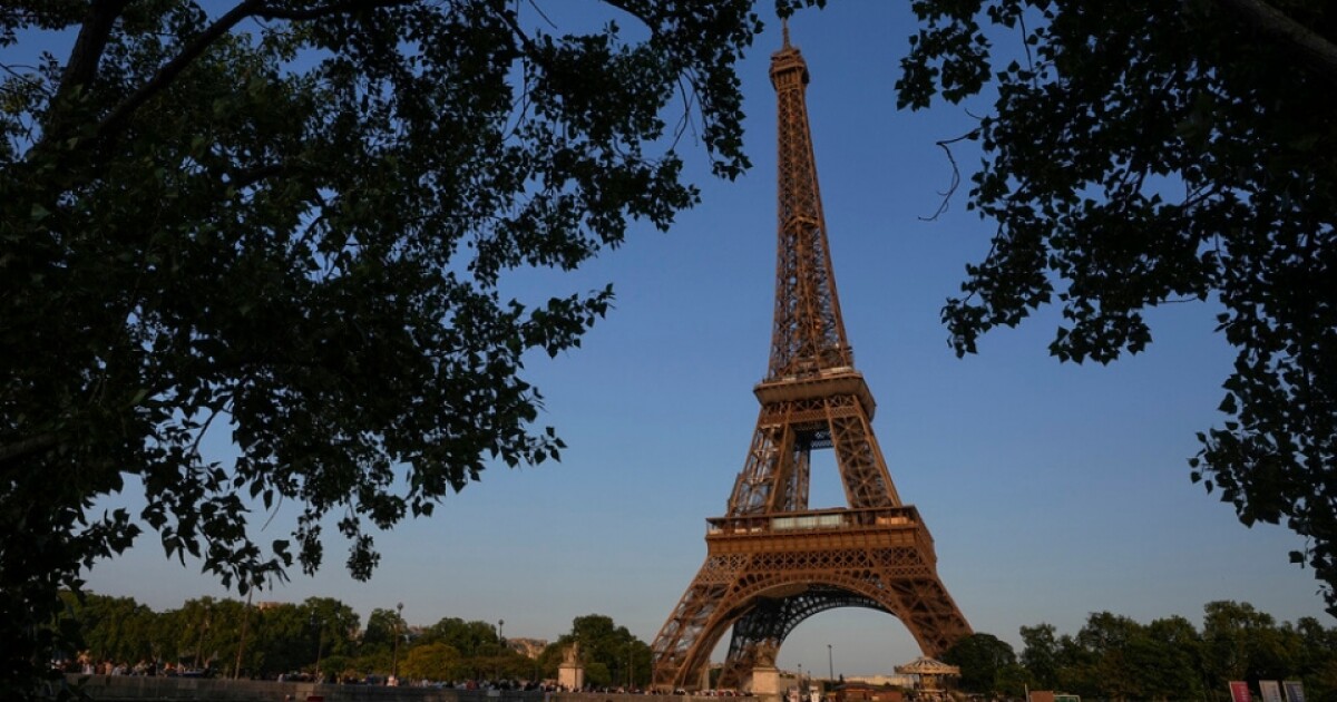 American Tourists Arrested for Sleeping in Eiffel Tower