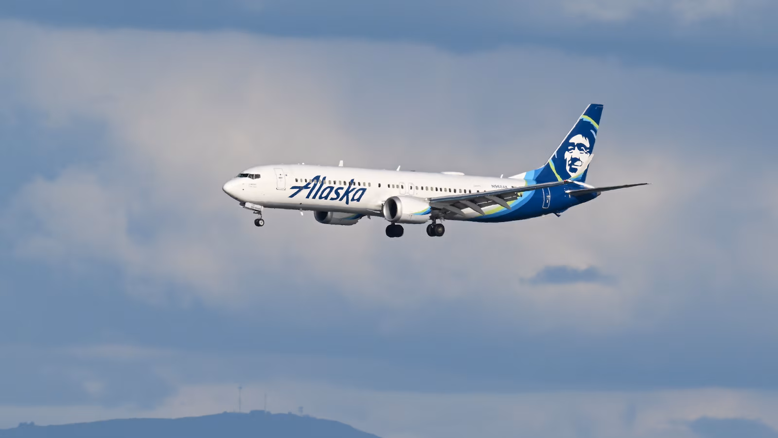 Featured image for Alaska Airlines Grounds Fleet Amid Computer Network Outage