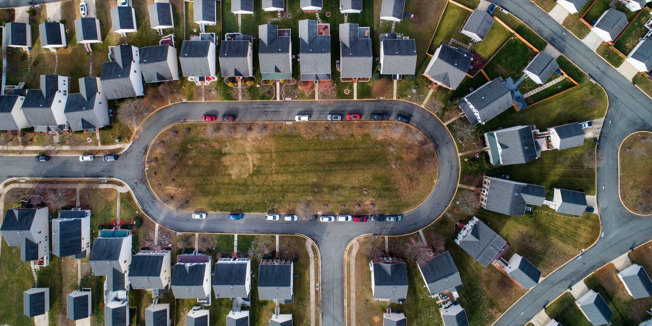 Featured image for "2024 Interest Rate Outlook: Navigating the Dip in Mortgage Rates Amid Financial Predictions"