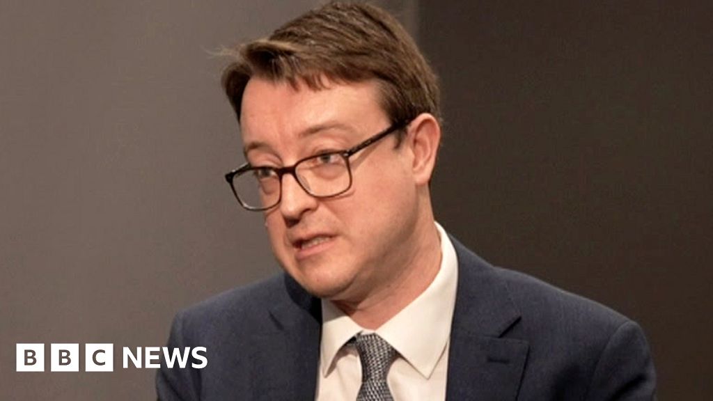 "Political Drama: Clarke Calls for PM's Resignation, Starmer and Sunak Clash, and Tories Face Criticism"
