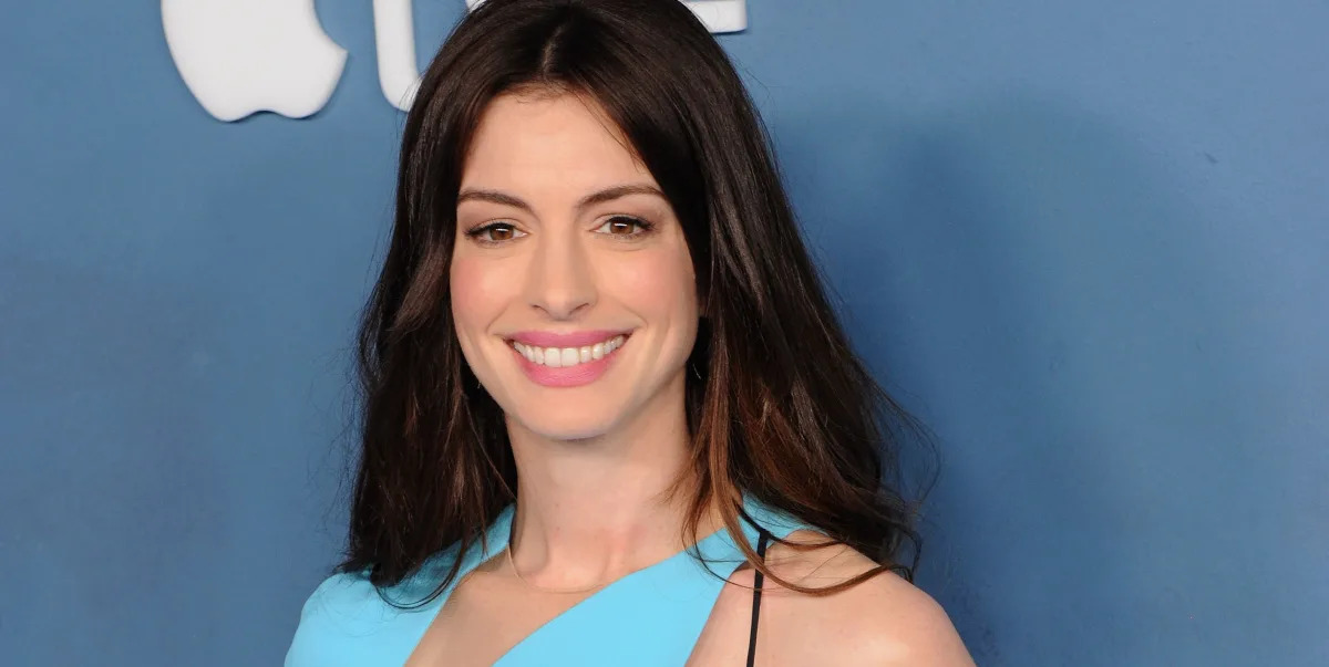 Anne Hathaway Stuns in Cutout Dress, Flaunts Toned Abs and Legs at 40.