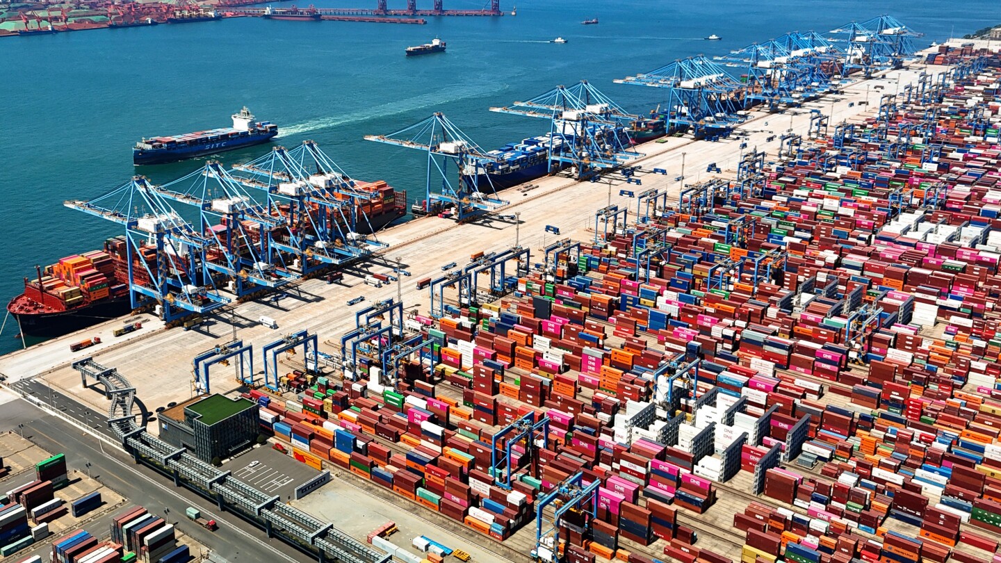 China commits to resisting Trump's tariff threats