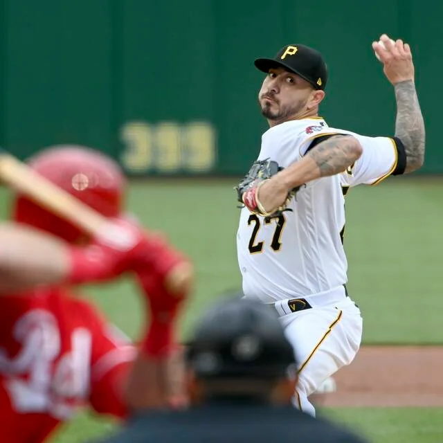 "Pirates' Velasquez leads team to 7th straight win and 1st place in sweep against Reds."