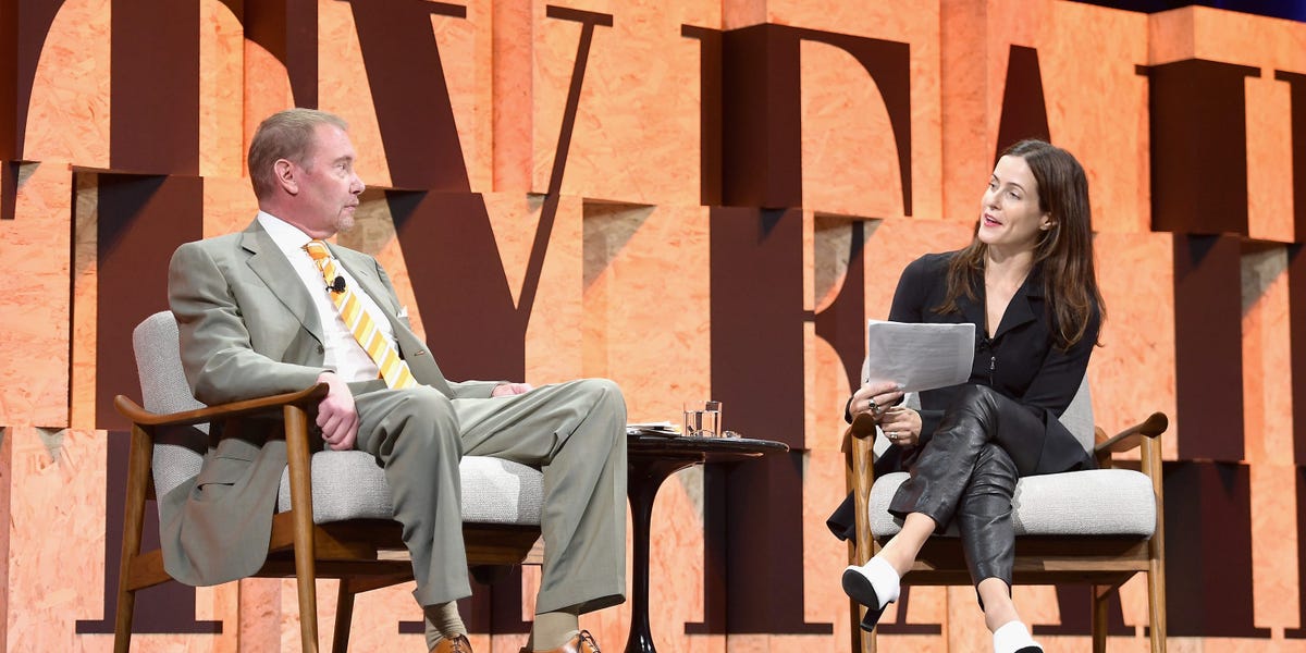 Billionaire Investor Jeff Gundlach Issues Dire Recession Warning as Bonds Crash