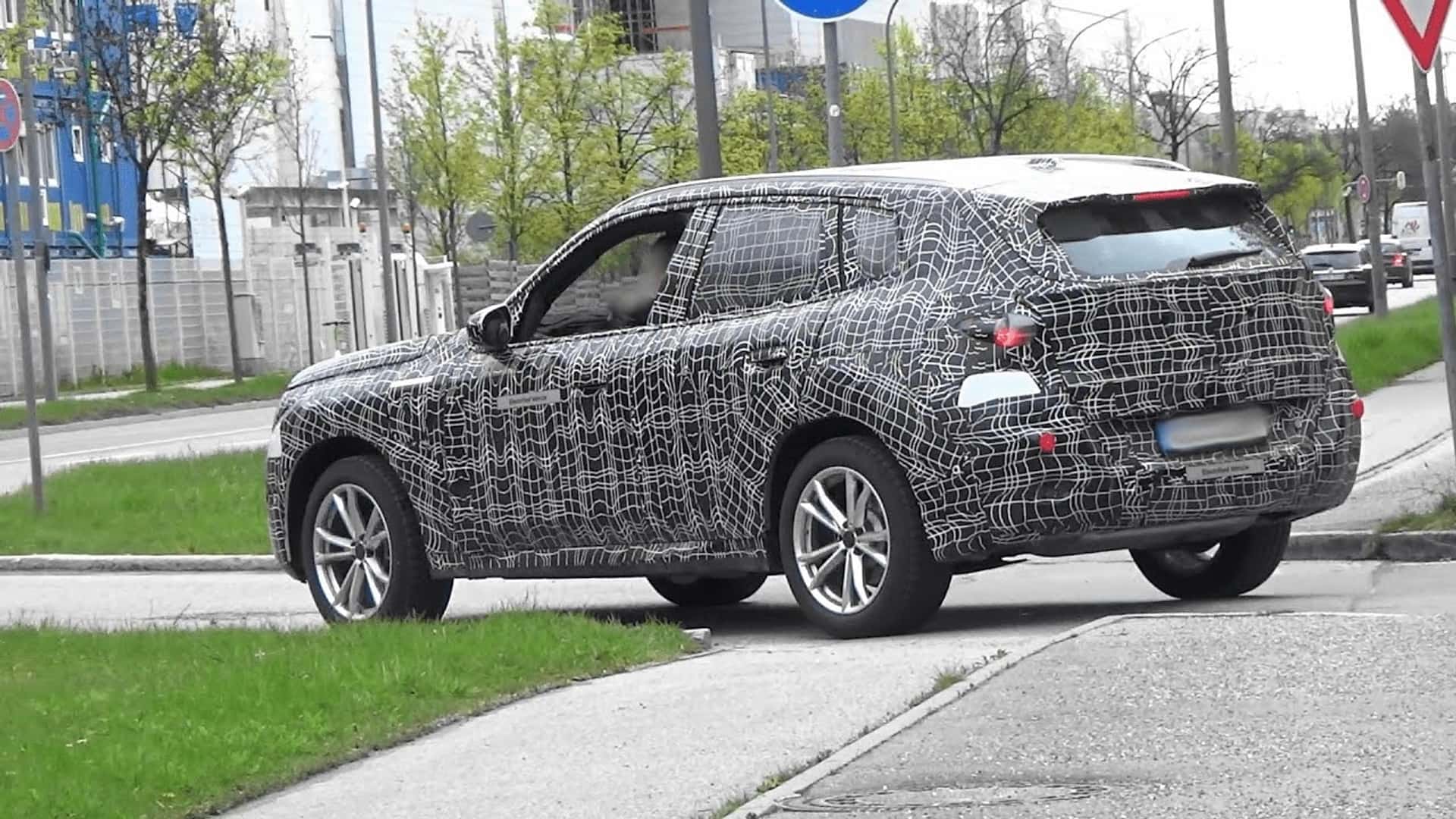 Featured image for BMW X3 Spotted Testing with Plug-In Powertrain in Traffic