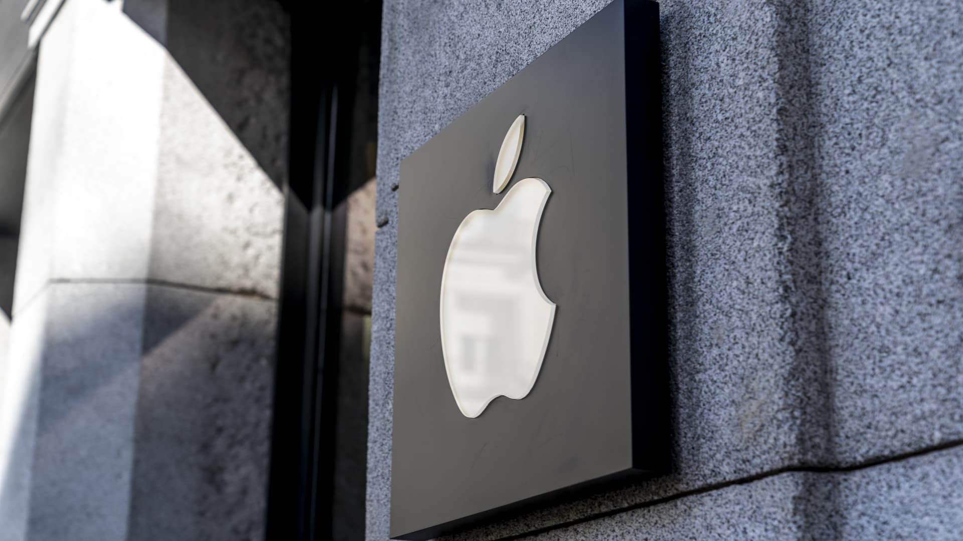 "EU to Impose 500 Million Euro Fine on Apple in Antitrust Crackdown"