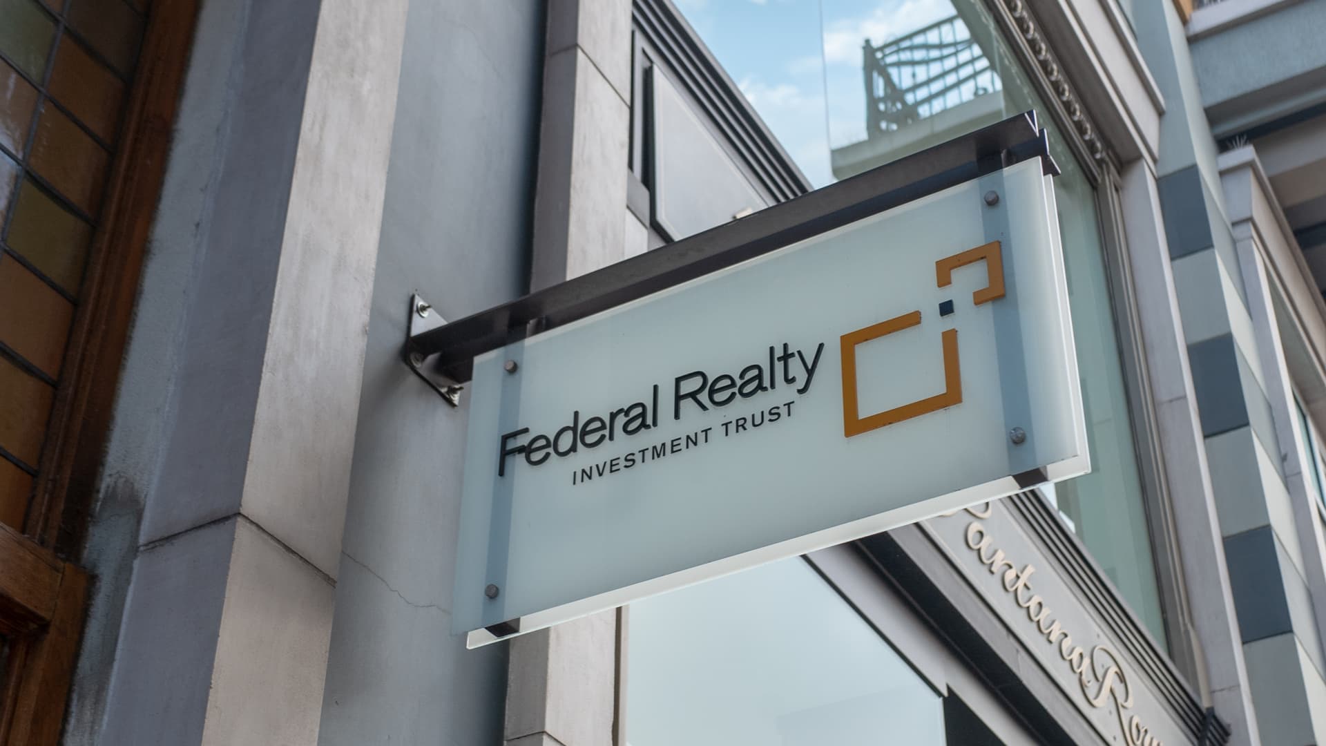 Featured image for Wall Street predicts a strong 2026 for this battered dividend stock