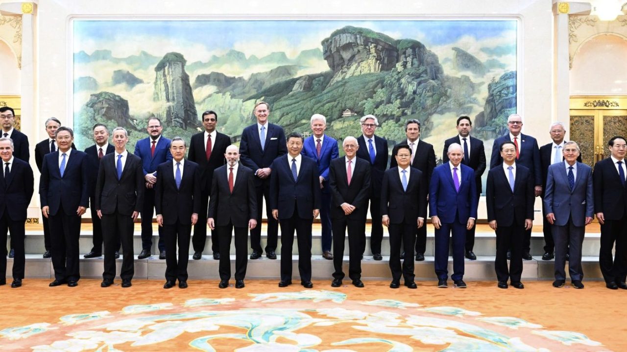 "Xi Jinping Encourages US CEOs to Continue Investing in China"