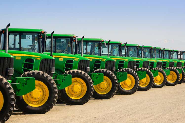 Featured image for Deere's Q3 Earnings: Profit Beat and Tractor Boom Outlook