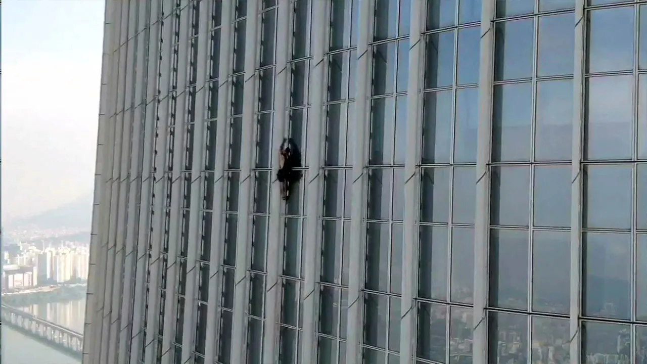 Ropeless Climber Detained Scaling Seoul Skyscraper
