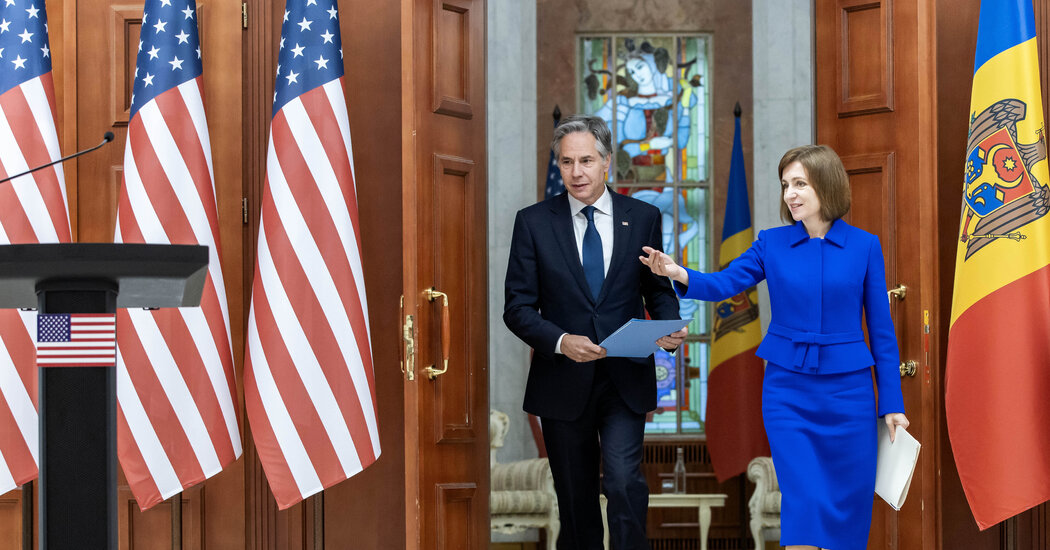 Featured image for Western Leaders Debate Allowing Ukraine to Strike Russia with Their Weapons