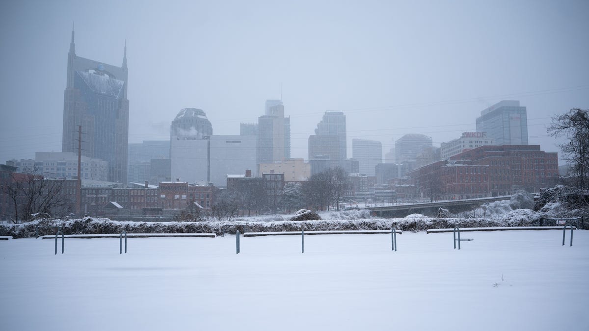 "Tennessee Winter: Record Snowfall Hits Nashville and Knoxville, TDOT Crews Ensure Safe Roads"