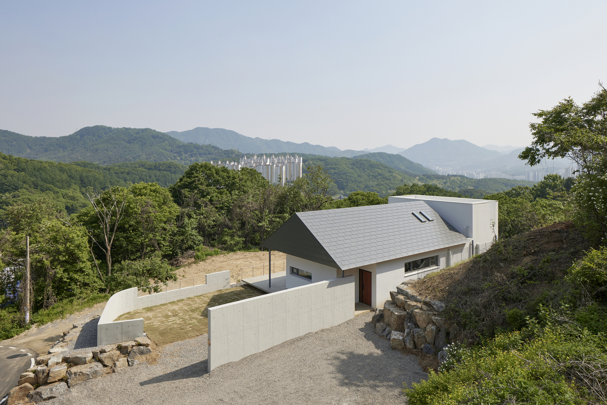 Featured image for SMxL Architects' Namyangju Detached House: A Modern Masterpiece.