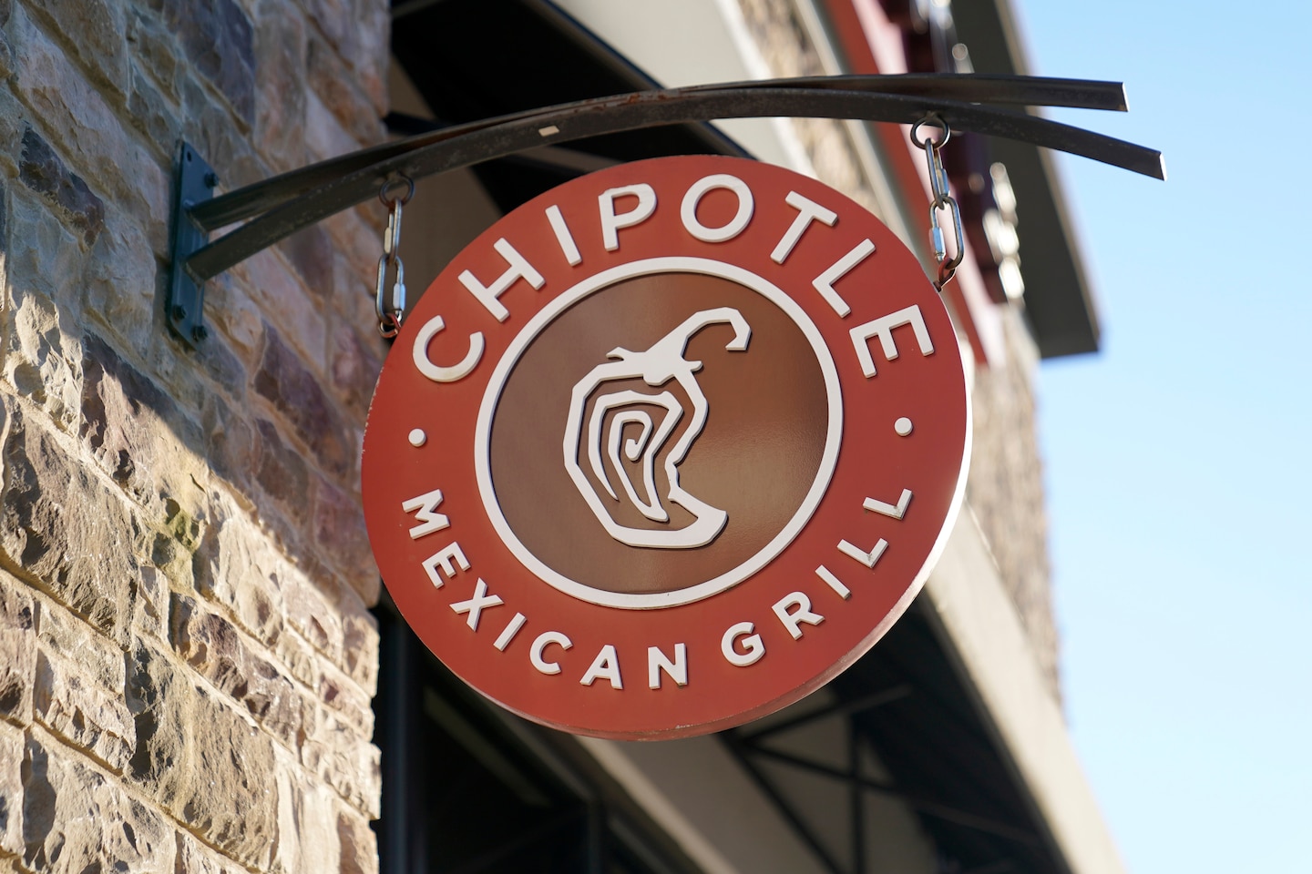 "Automated Salad Assembly: Chipotle's Robotic Revolution"