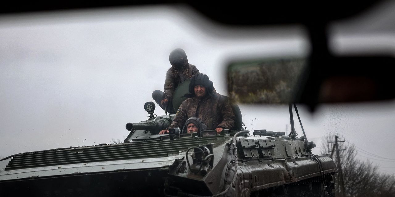 Russian forces advance on Bakhmut with Wagner group and untrained troops.