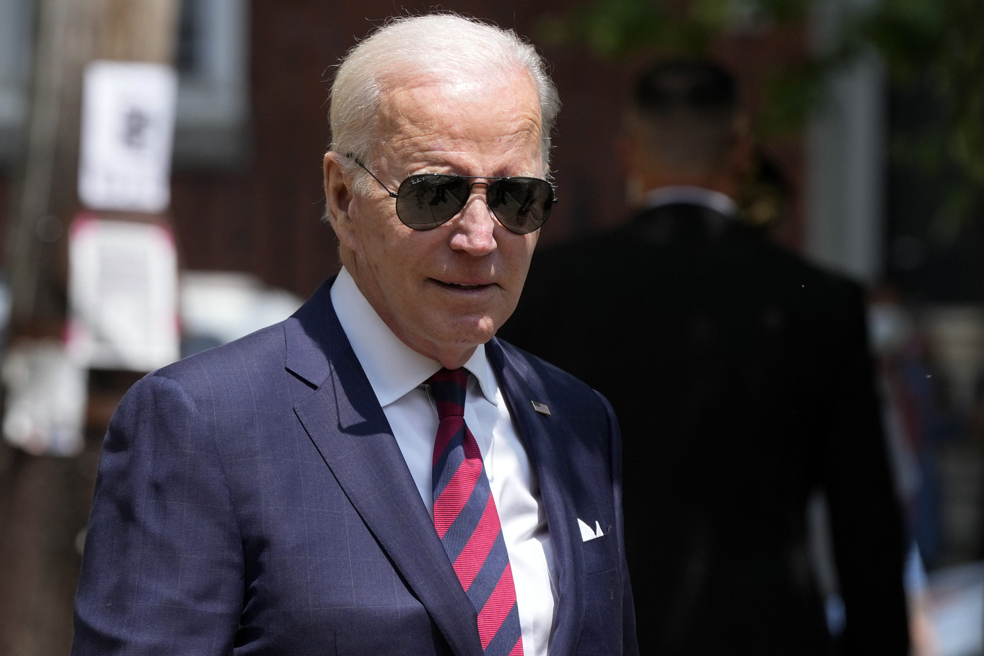 Debt ceiling negotiations: White House seeks Democratic support while Biden faces criticism.