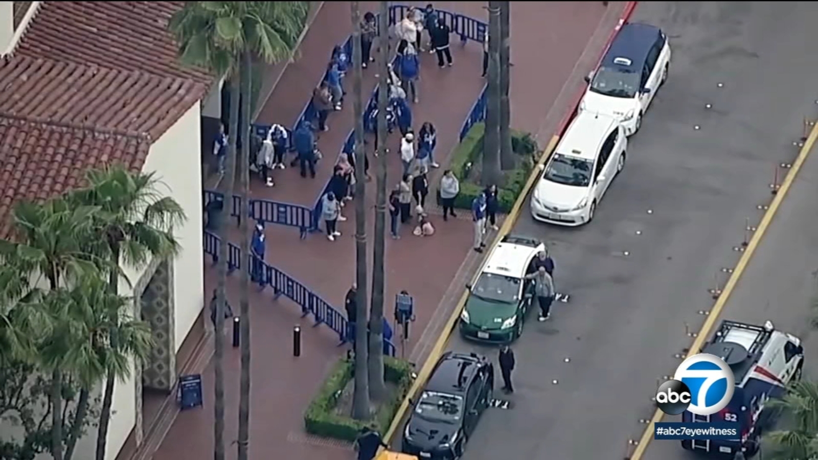 Texas migrants receive support in Los Angeles amidst controversy.