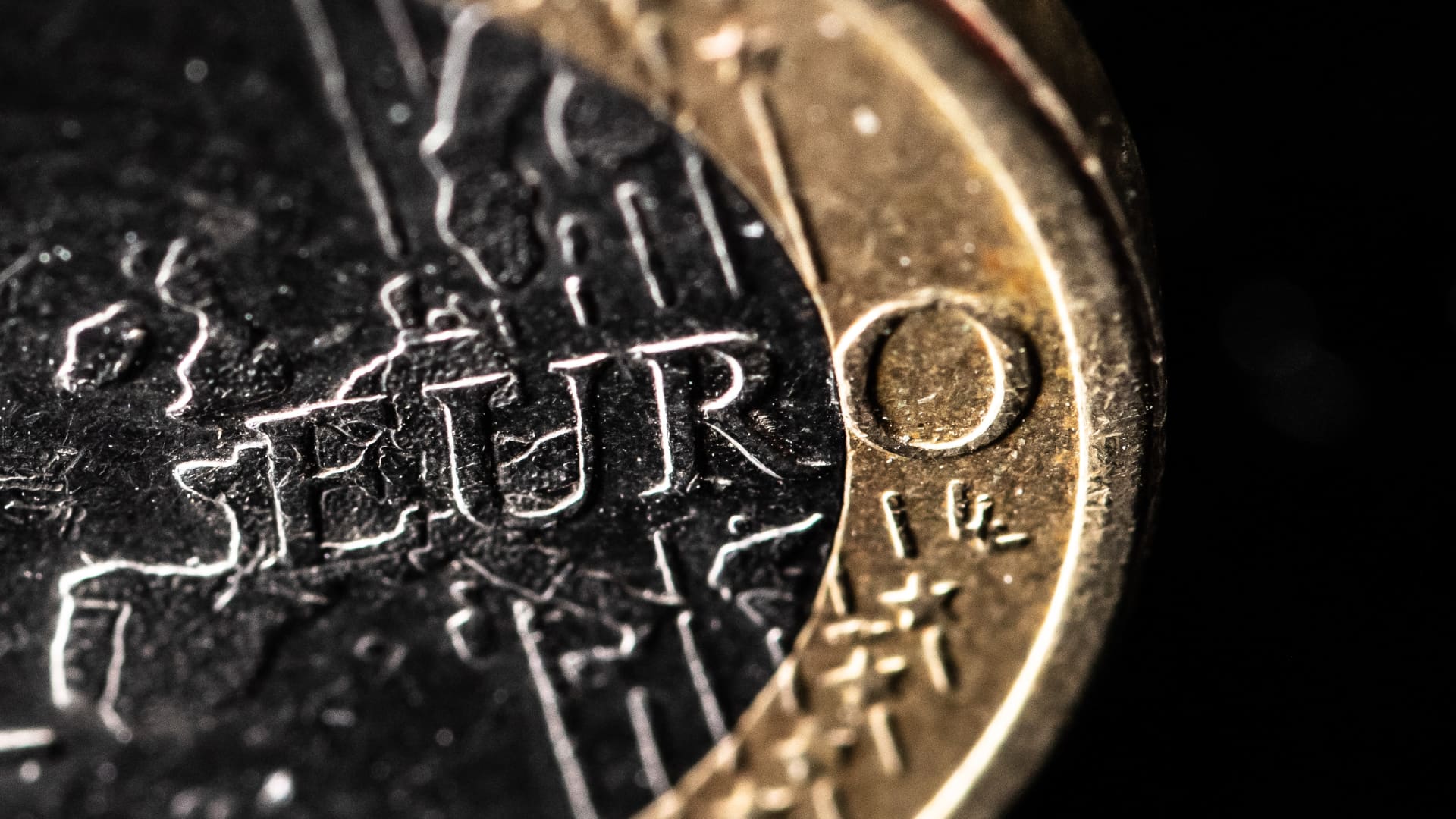ECB Policymaker's Cautious Tone Weighs on Euro