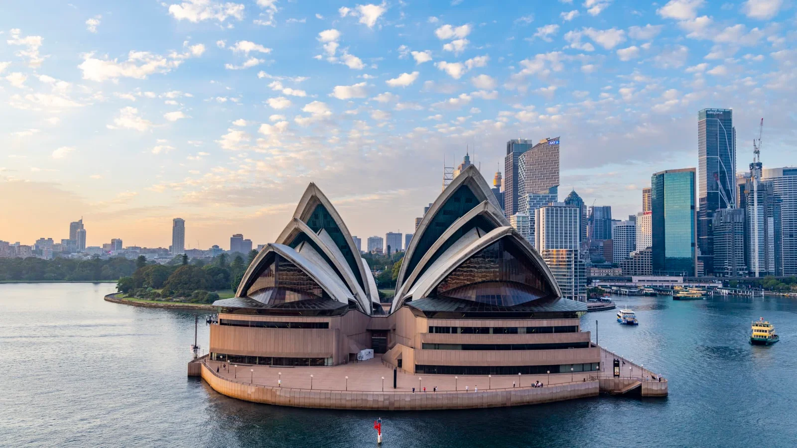 Australia's Q3 GDP Surges to Two-Year High on Investment and Consumption