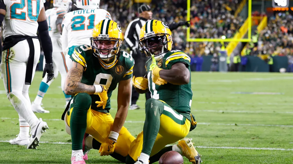 Packers Dominate Dolphins in Chilly Thanksgiving Showdown