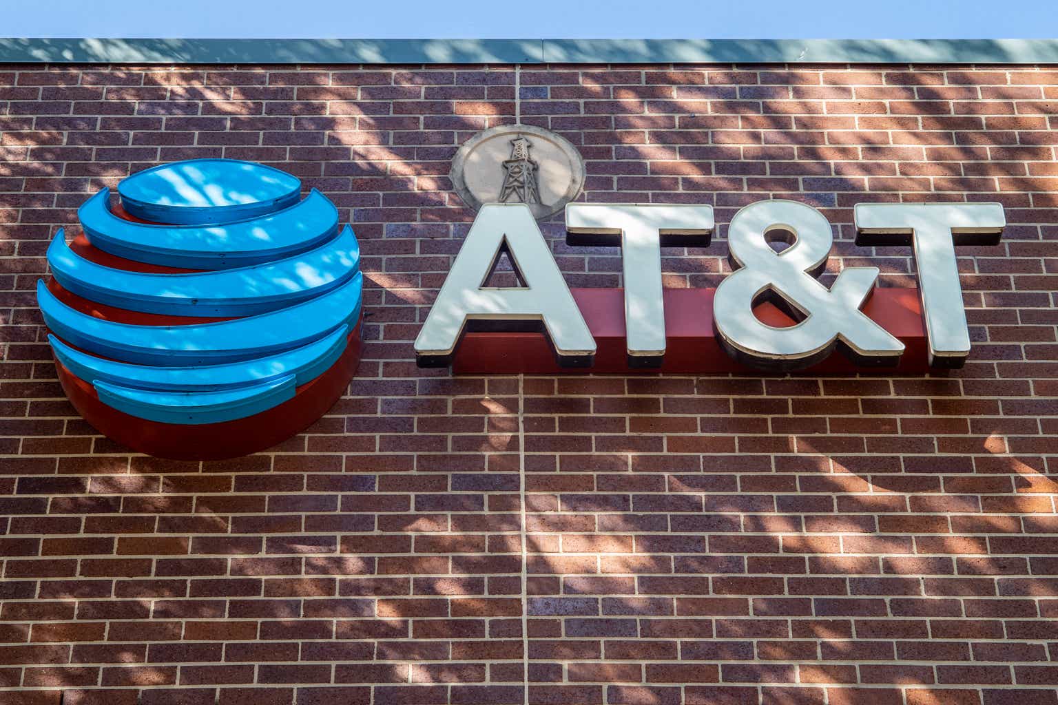 AT&T: A Strong Buy Gift with 6 P/E and 7% Dividend (NYSE:T)