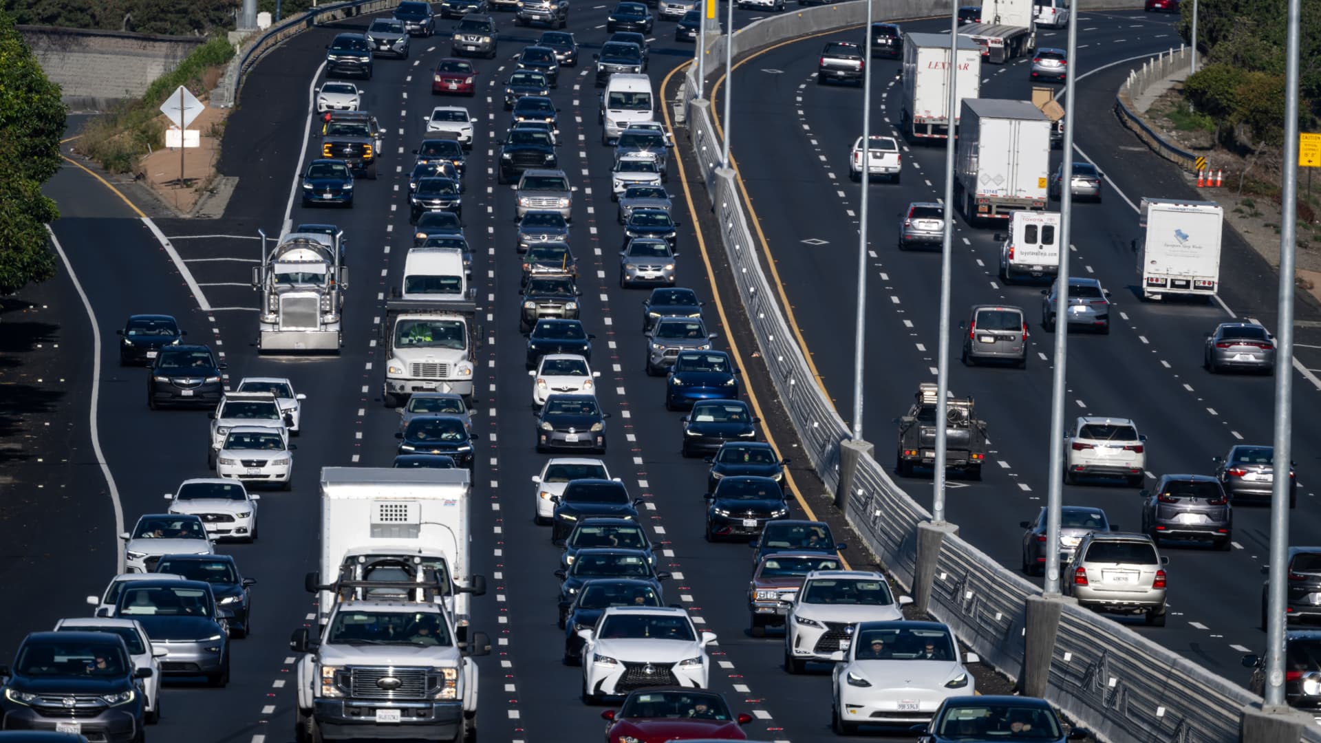 Featured image for White House Plans to Roll Back Fuel Economy Standards Amid Cost Concerns