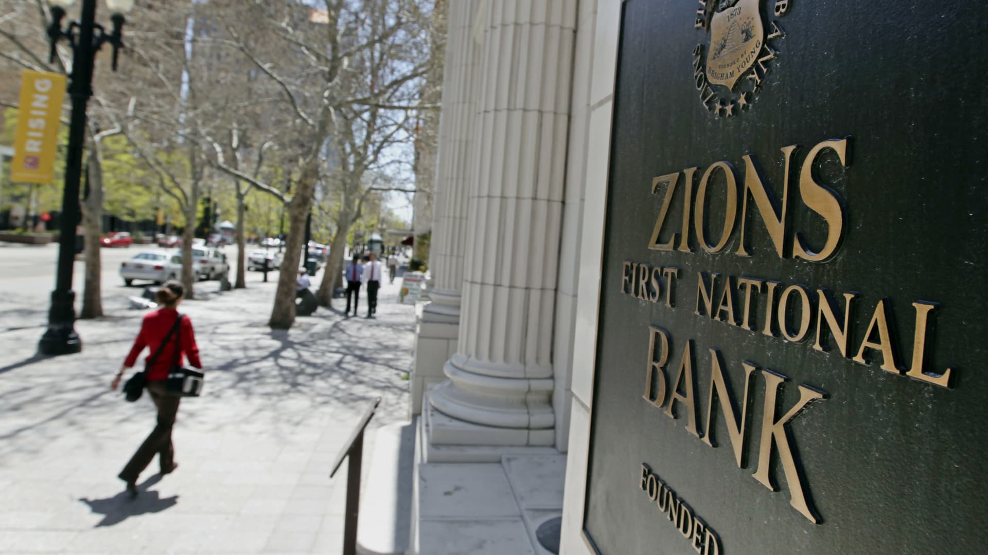 Featured image for Bank Execs and Warren Buffett Show Confidence in Stocks Despite Market Dip