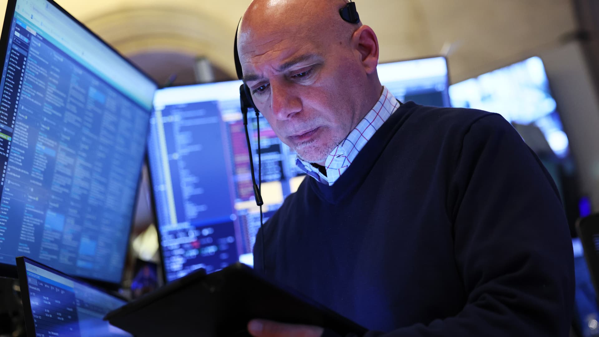 Featured image for Market Opens Mixed as Tech Stocks Retreat and Dow Rises