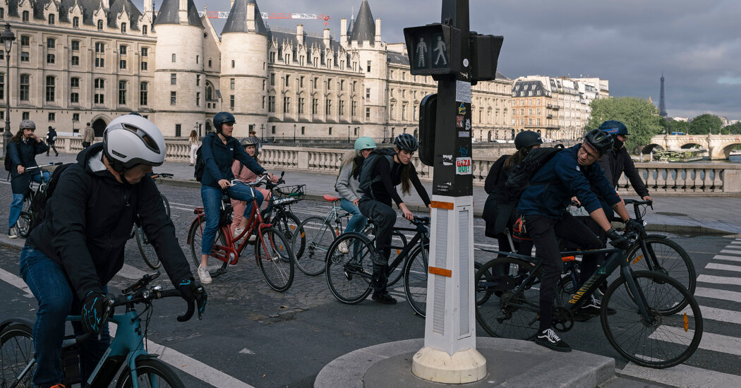 Featured image for Cyclist's Death Highlights Paris' Car-Free Controversy