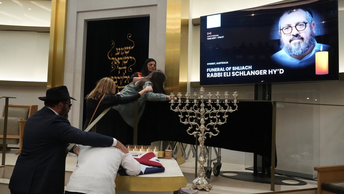 Featured image for Australian Bondi Beach Shooting: Victims, Confrontation, and Aftermath