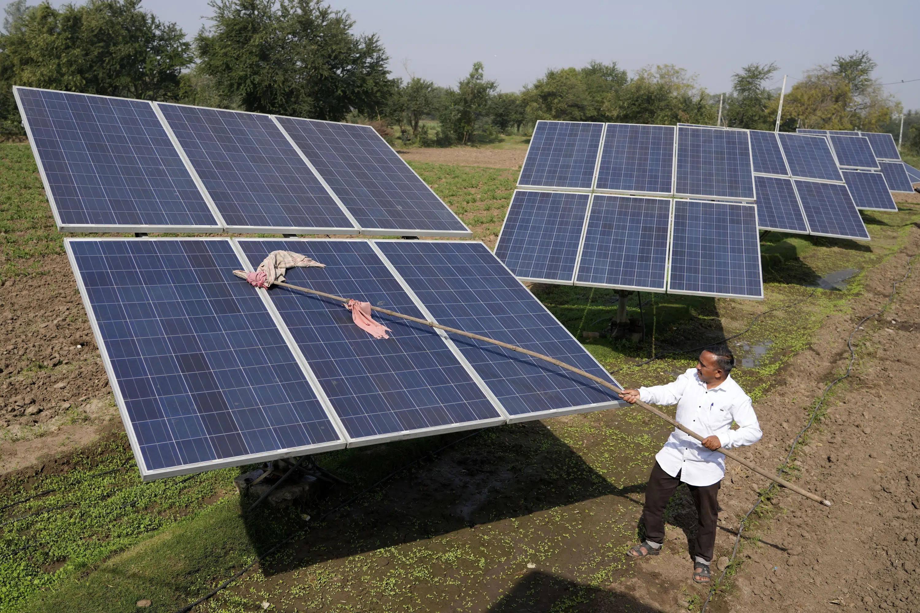 India shifts focus to renewables and batteries, halts new coal plants for 5 years.