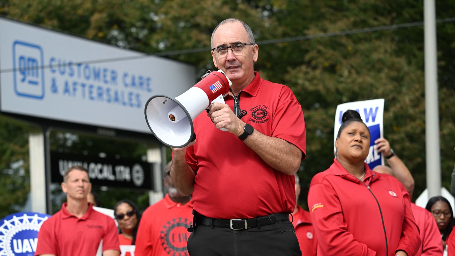 "UAW President Criticizes Trump and Biden's Actions Amid Union Strike"