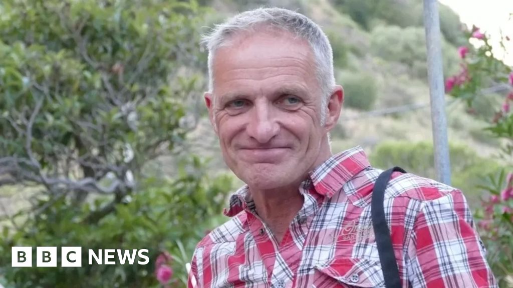 French citizens released from Iranian prison return to France.