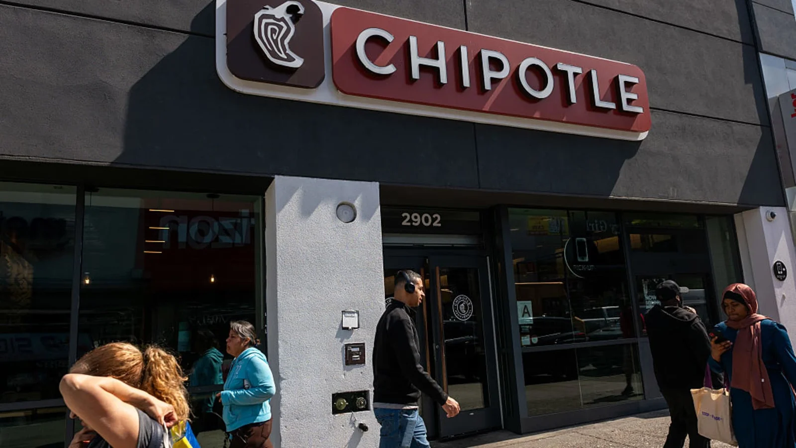 Chipotle Q4 Beat Masks Traffic Declines as 2026 Outlook Turns Flat