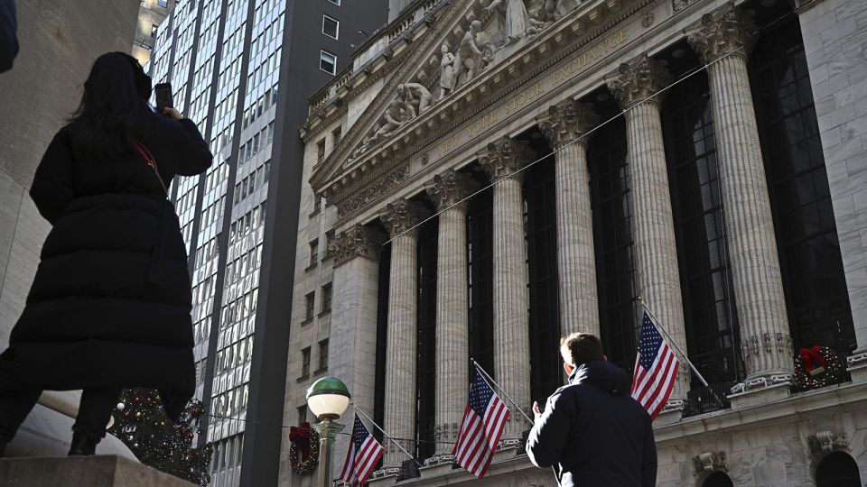 "2024 Rate Cut Outlook: Optimism, Expectations, and Best Short-Term Savings"