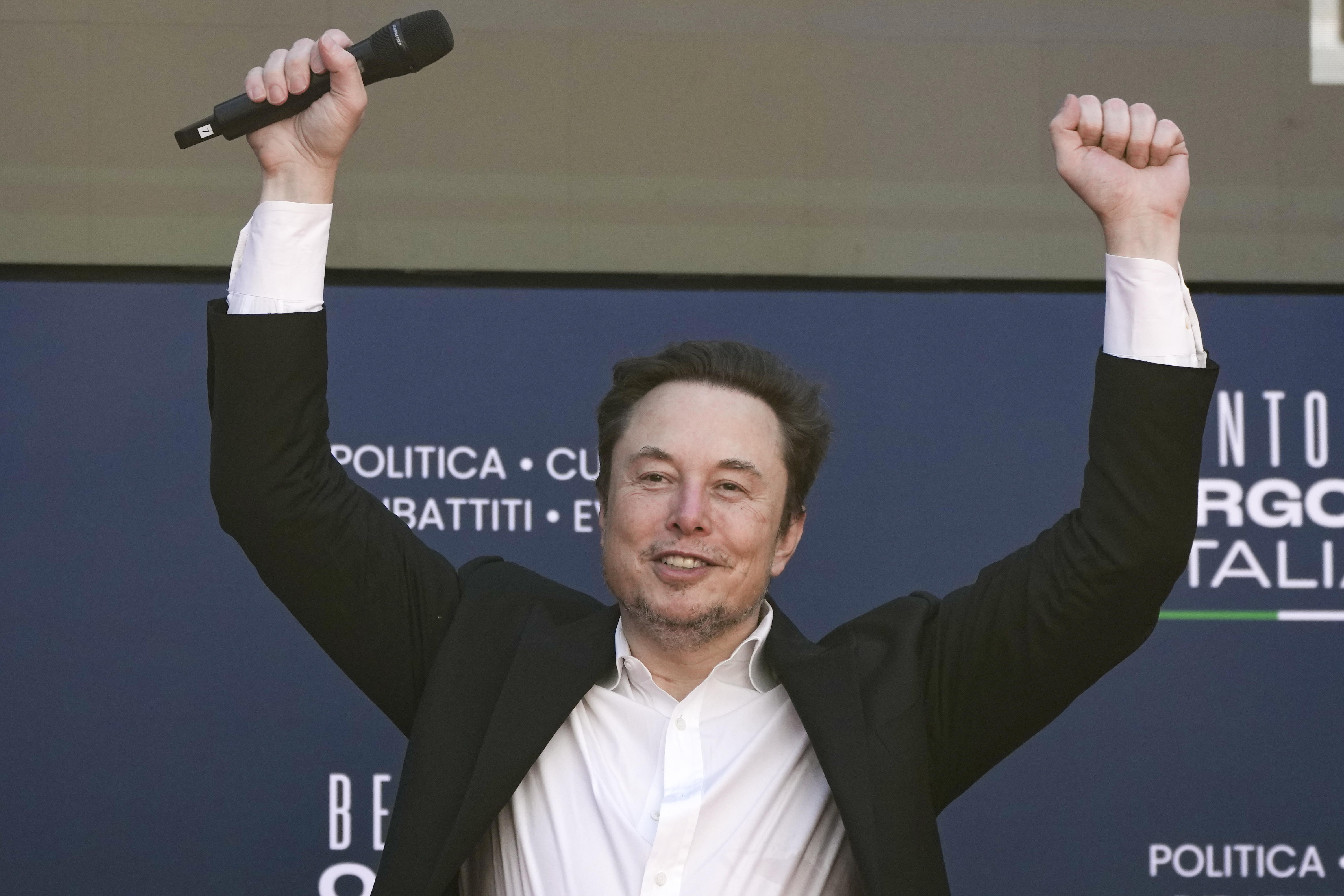 "Dean Phillips Considers Musk and Ackman for Cabinet Roles, Ackman Donates $1M to Biden Challenger"
