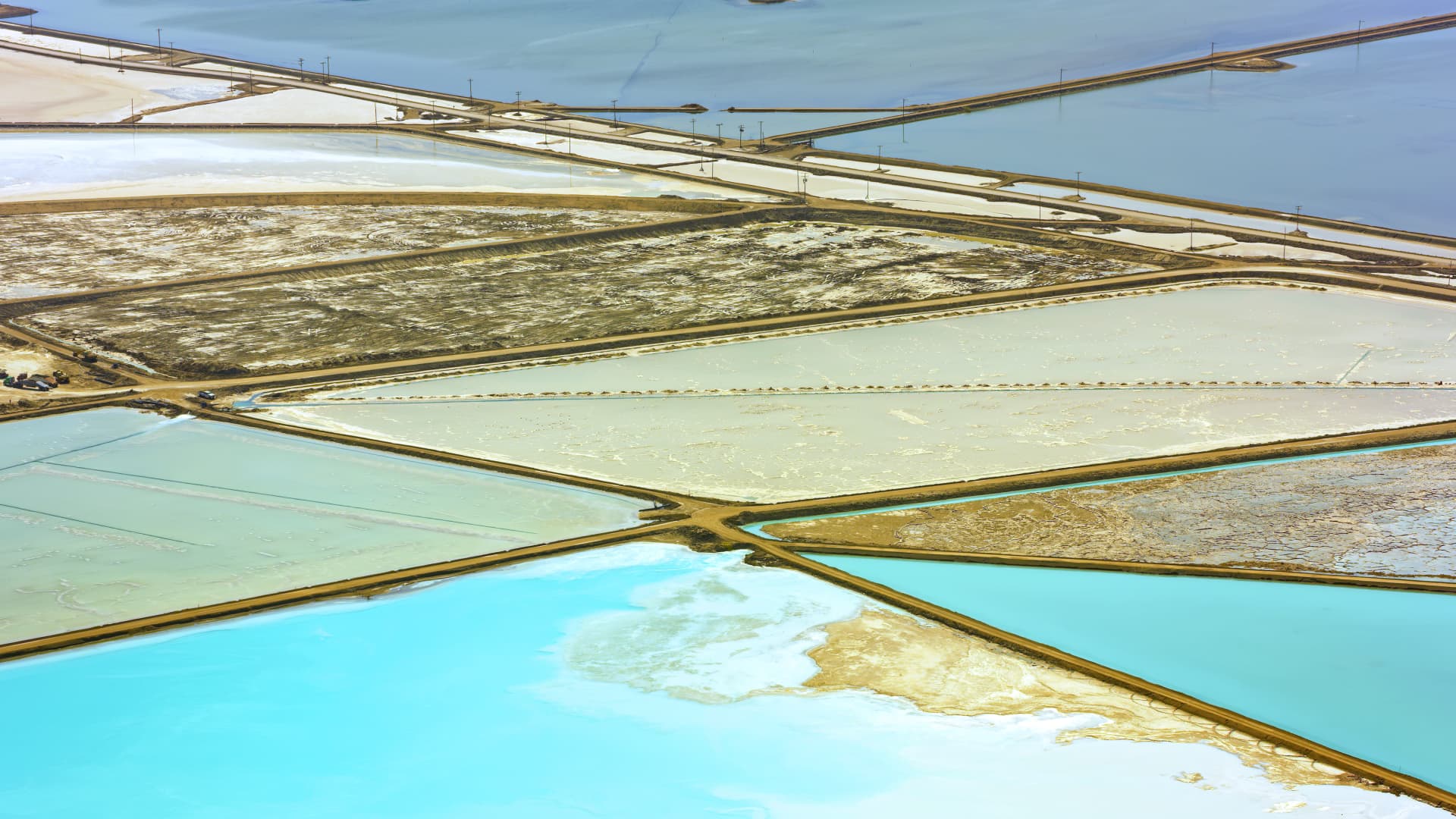 Featured image for Top S&P 500 and Nasdaq stocks surge, including solar and tech giants, Blue Bird, and more.