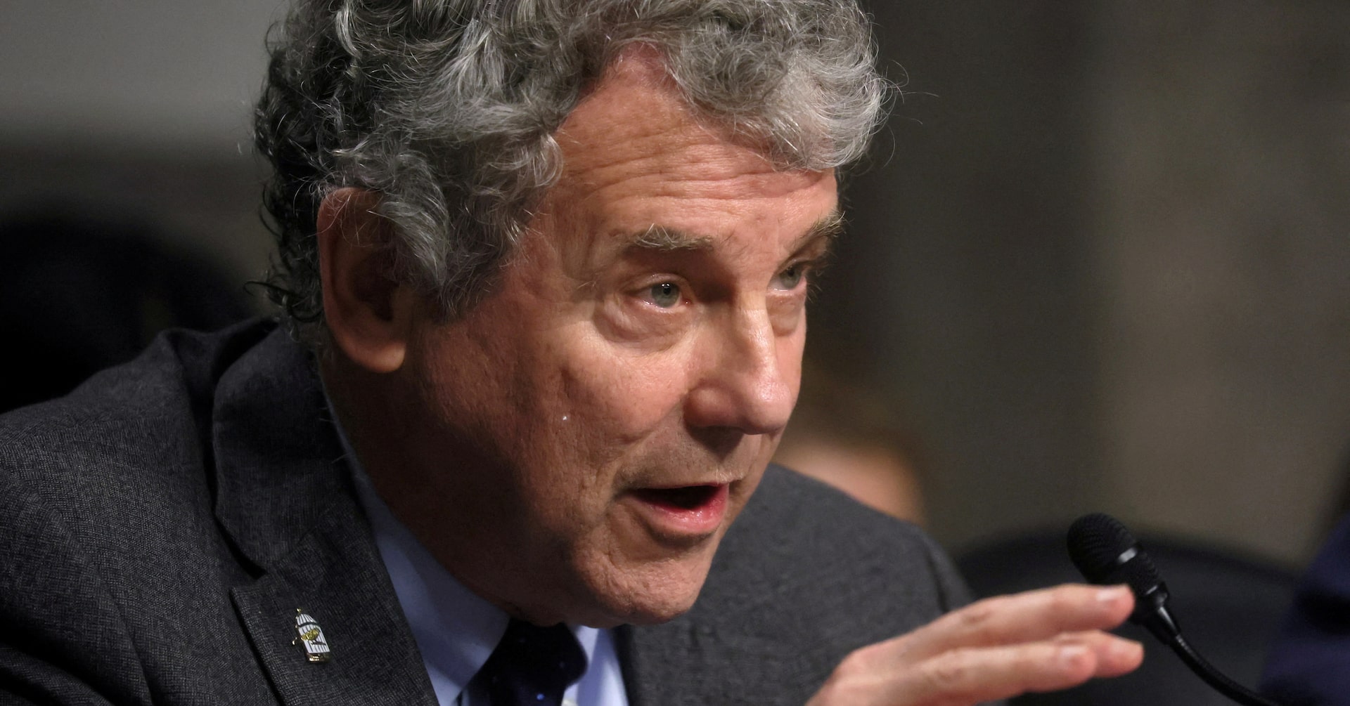 "Senator Urges Permanent Ban on Chinese Electric Vehicles in US"