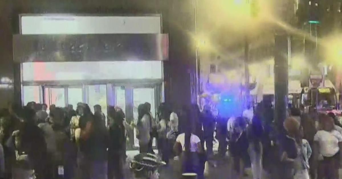 Featured image for CPD handles disruptive crowd in Loop.