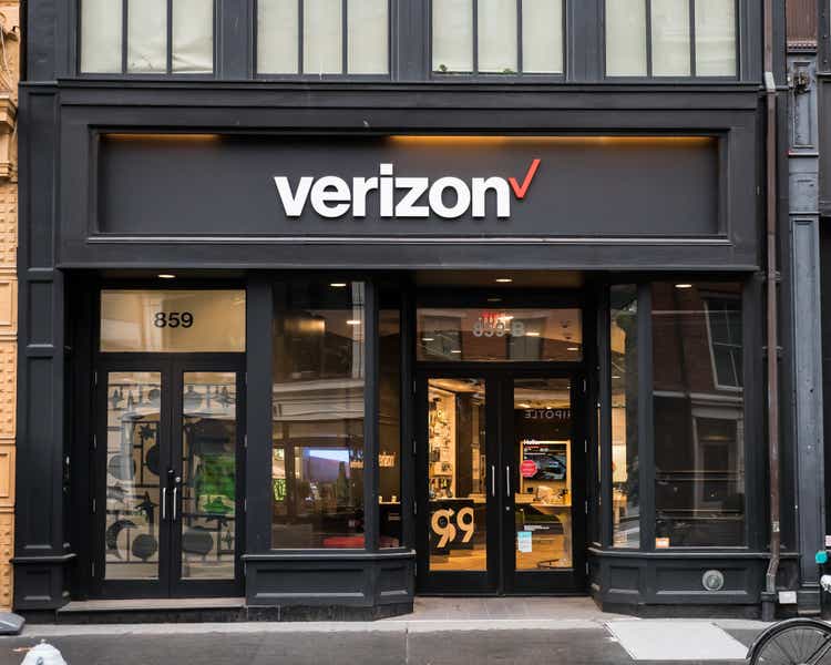 Verizon's Q3 Revenue Declines, Stock Recovery Uncertain