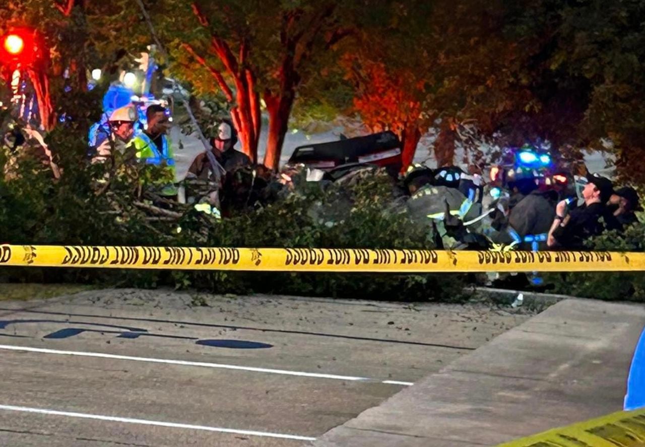 Fatal Single-Vehicle Crash on Graymont Avenue in Birmingham Leaves 2 Dead and 4 Injured
