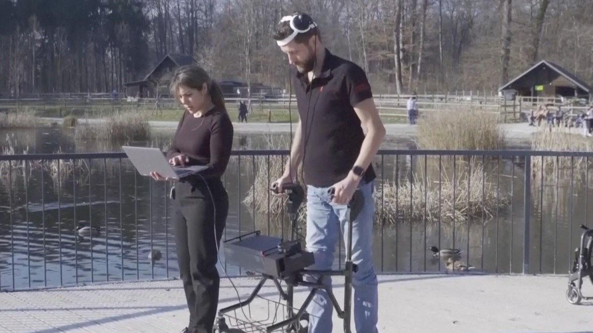 Featured image for Revolutionary Implant Device Enables Paralyzed Man to Walk Again.