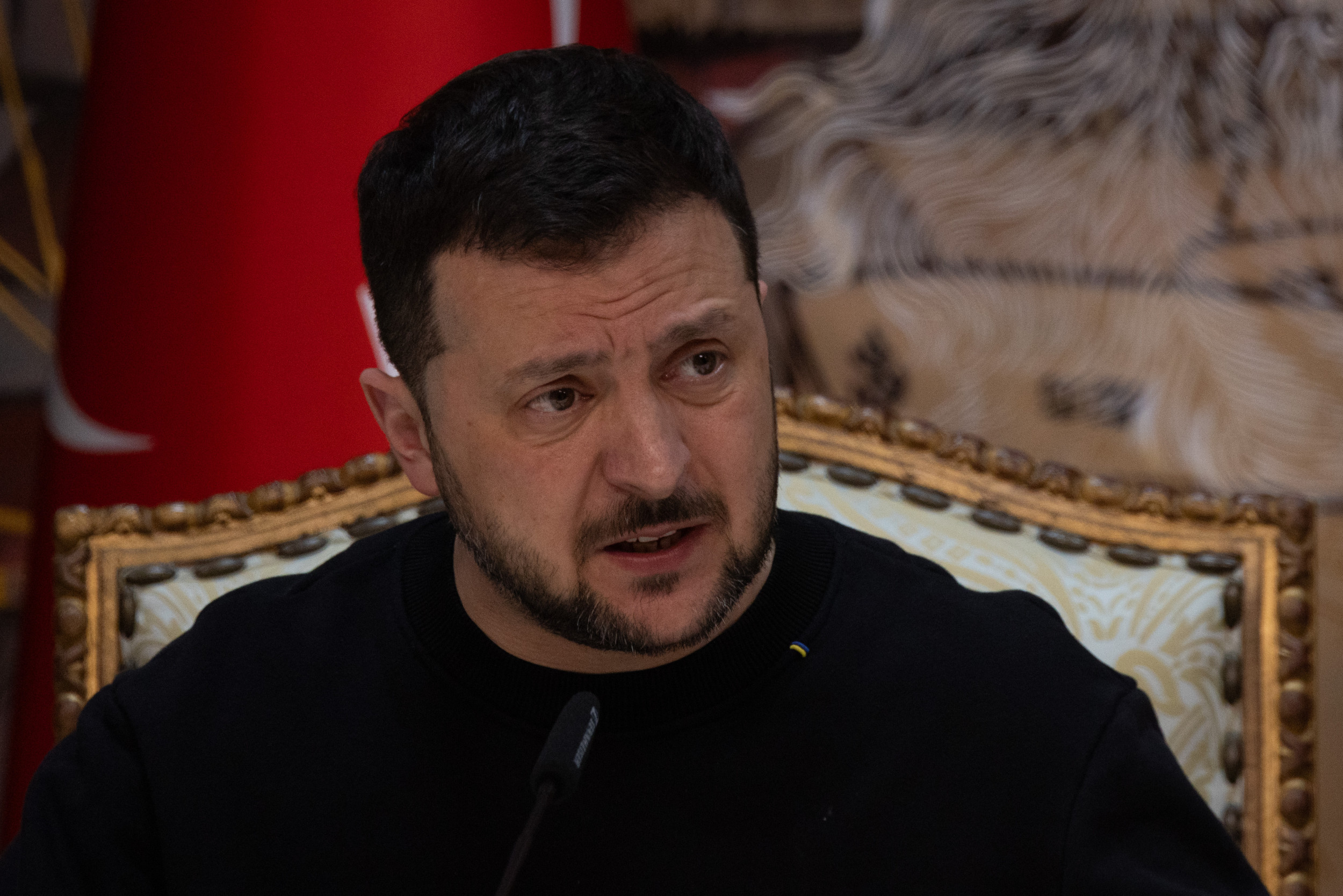 "Ukraine's Warning: US Aid Delays Could Lead to Retreat, Putin's Threats Loom"