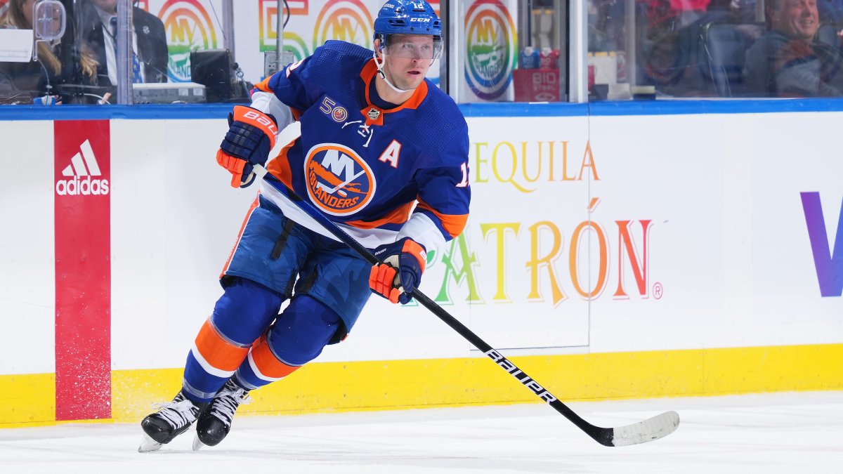 Blackhawks Make Major Moves, Acquire Bailey and Perry from Islanders