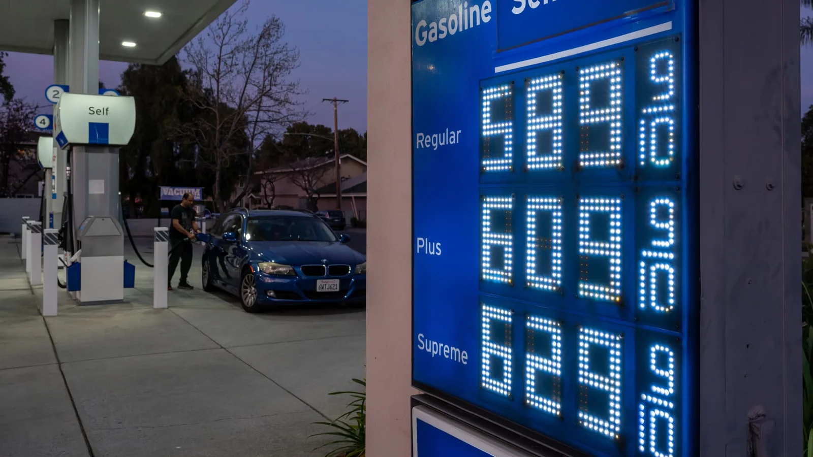 Oil Shock Deepens Economic Split as Iran War Lifts Gas Costs