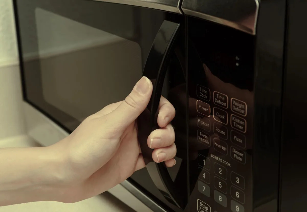 Featured image for Microwaving Plastics: A Wake-Up Call for Microplastics?