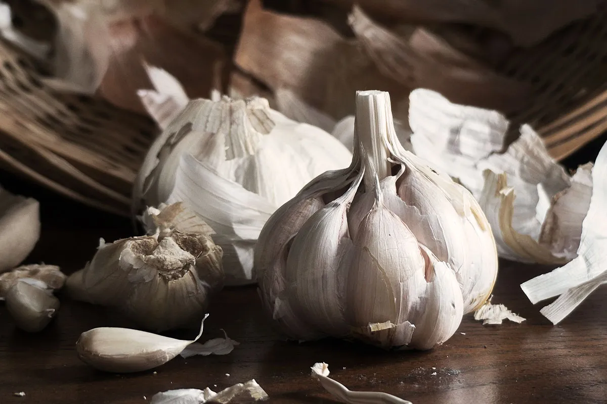 "The Hidden Power of Raw Garlic on an Empty Stomach: Unveiling Its Health Benefits"