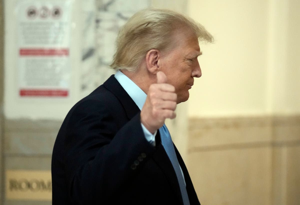 "Trump Faces Heckling and Legal Issues, but Remains Strong in Republican Primary"