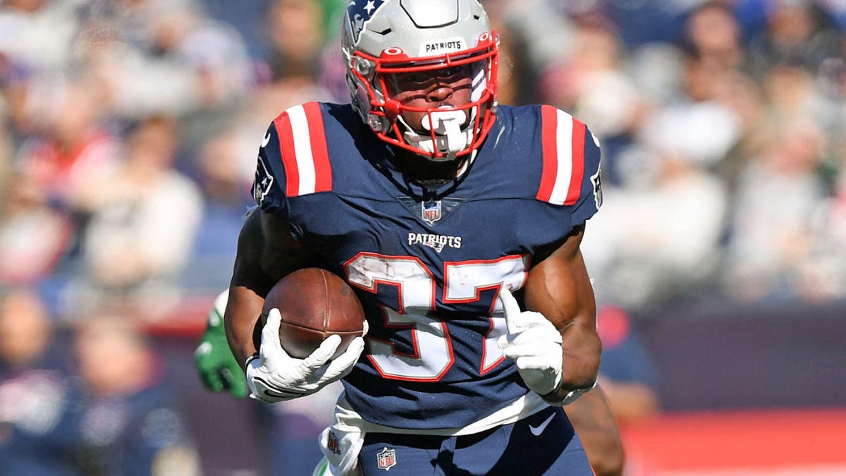 Featured image for Bills sign former Patriots RB Damien Harris in free agency.